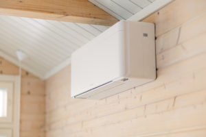 Daikin Stylish ilmalämpöpumppu hirsikodin seinällä